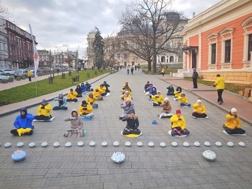 圖1-2：烏克蘭法輪功學員在敖德薩市中心集體煉功