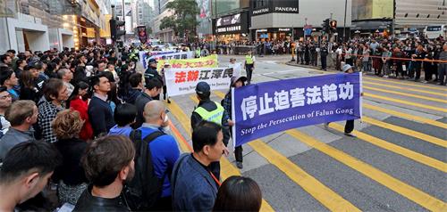 '圖5～11：法輪功學員遊行香港市區，新年送福，傳送法輪大法美好的訊息，並呼籲停止迫害，法辦元凶'
