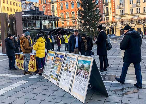 瑞典法輪功學員在首都北城廣場講真相