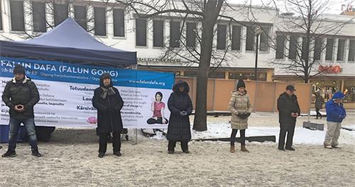 '圖1：二零一八年一月二十日下午，芬蘭學員冒著嚴寒，來到赫爾辛基市中心傳播法輪功真相。圖為學員演示功法。'
