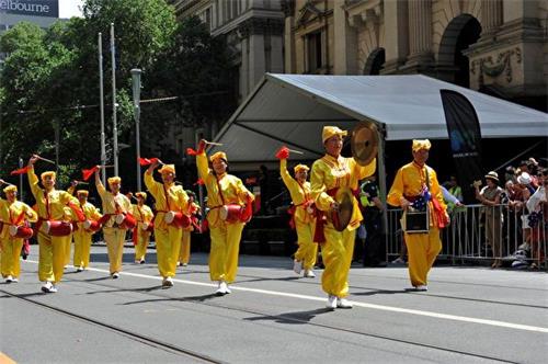 '圖1～3：法輪功學員參加墨爾本市中心的澳洲國慶日大遊行'
