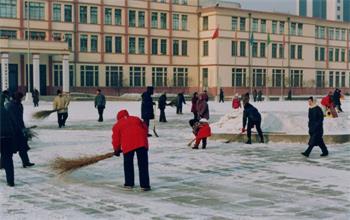 '圖8：每逢下雪時，晨煉的學員都要把整個市政廣場的雪打掃乾淨（一九九七年拍攝）'