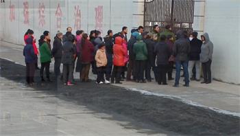'圖21：律師、法輪功學員及家屬在青龍山洗腦班門前喊話（二零一四年視頻截圖）'