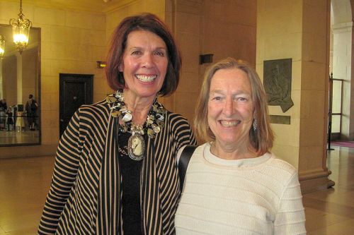 圖8：公司執行長Jacqueline Joy（左）及同仁Christina Golden觀看了一月六日神韻國際藝術團在舊金山歌劇院的第六場演出。她們說：「我愛神韻！」