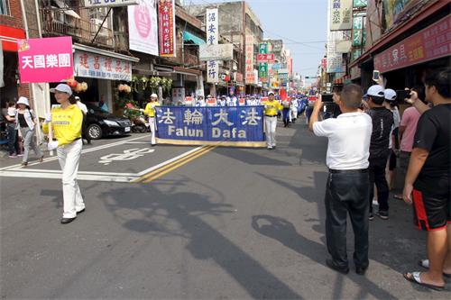 '圖1～3：1、3、4：台灣法輪功學員組成的天國樂團第四度受到彰化縣政府的邀請，作為雙十節遊行的前導隊伍，民眾紛紛拍照留念。'