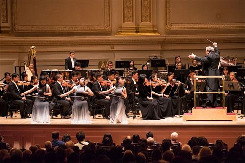 '圖4：二零一八年十月七日下午，神韻交響樂團連續第七年在紐約卡耐基音樂廳演出。圖為二胡演奏家戚曉春，王真，於小航正在演奏。'
