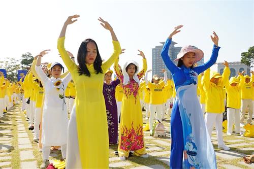 '圖1～2：2018年10月13日，韓國首爾，來自亞洲十多個國家的法輪功學員舉行盛大遊行之前在首爾白凡廣場公園集體煉功。'
