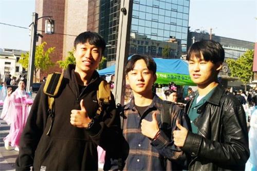 '圖8：來首爾旅行偶遇遊行隊伍的韓國大學生樸賢鎮（音譯，中間）和他的朋友們。'