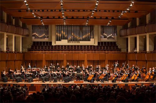 '圖3：二零一八年十月十四日，神韻交響樂團在美國華盛頓DC肯尼迪藝術中心音樂廳演出。'