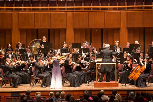 '圖7：二零一八年十月十四日，神韻交響樂團在美國華盛頓DC肯尼迪藝術中心音樂廳演出。圖為小提琴演奏家鄭媛慧在演奏。'