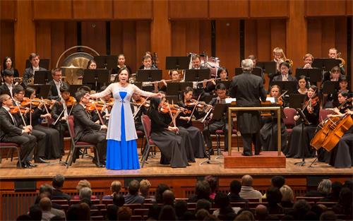 '圖9：二零一八年十月十四日，神韻交響樂團在美國華盛頓DC肯尼迪藝術中心音樂廳演出。圖為女高音歌唱家耿皓藍在演唱。'