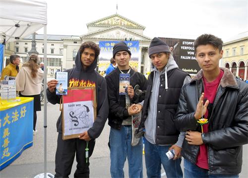 '圖9：四位學習或從事藝術專業的年輕人，馬賽﹒詹姆森（Maser Johnsen）（左一）賈瓦特﹒阿赤普特（Jawad Rajpoot）（右二）和新疆青年（右一）簽名支持制止中共活摘法輪功學員器官。'