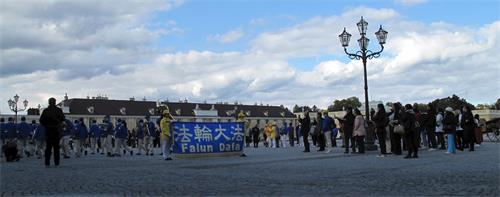 '圖3：二零一八年十月二日，?「歐洲天國樂團」在著名的維也納美泉宮（Schloss?Sch?nbrunn）廣場演奏《法輪大法好》等樂曲，吸引震撼國際遊客'