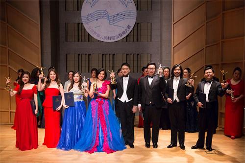 '圖1：十一月十日，在第七屆「全世界華人美聲唱法聲樂大賽」比賽中獲獎的二十位選手合影。'