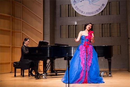 '圖2：女聲組金獎獲得選手盟盟（Simeng?Wu），十一月十日在新唐人第七屆全世界華人美聲唱法聲樂大賽決賽中演唱。'