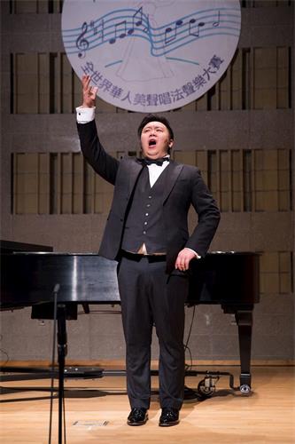 '圖3：男聲組銀獎獲得選手Xuefeng?Wan，十一月十日在新唐人第七屆全世界華人美聲唱法聲樂大賽決賽中演唱。'