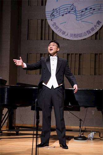 '圖4：男聲組金獎獲得選手古韻十一月十日在新唐人第七屆全世界華人美聲唱法聲樂大賽決賽中演唱。'