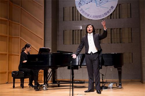 '圖6：男聲組銅獎獲得選手蔡維恕，十一月十日在新唐人第七屆全世界華人美聲唱法聲樂大賽決賽中演唱。'