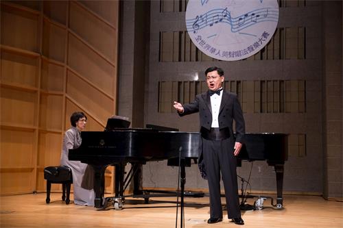 '圖7：男聲組銅獎獲得選手黃鵬，十一月十日在新唐人第七屆全世界華人美聲唱法聲樂大賽決賽中演唱。'
