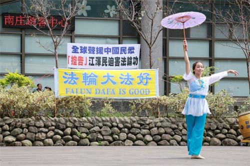 '圖1～3：新唐人台灣旗鼓隊、苗栗腰鼓隊、「天地迎春」舞蹈演出，博得滿堂彩。'