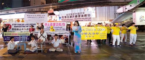 '圖4～5：集會現場，法輪功學員分別以中文和馬來文向民眾宣讀文告，呼籲民眾關注和幫助制止中共對法輪功的殘酷迫害。'