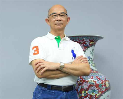 '圖4：從跨國企業年興紡織退休之後，黃士坤受聘在大學授課，並且自營新技公司。'