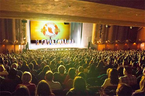 '圖2：十二月二十三日下午，神韻在聖荷西表演藝術中心演出大爆滿的盛況。'