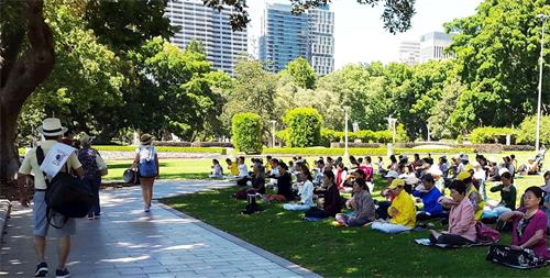 '圖2：法輪功學員在悉尼市中心的海德公園（Hyde?Park）展示法輪功五套煉法。'