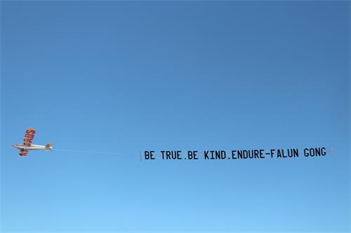 圖3：十二月二日週日上午，西澳旅遊勝地海岸線，一架輕型飛機拉著「真善忍」橫幅，為當地民眾傳遞美好信息。