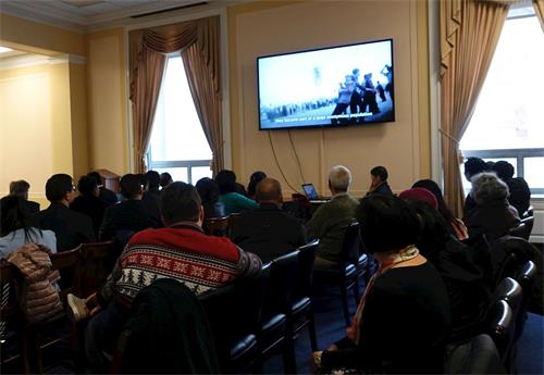 '圖2：十二月四日下午，在美國國會眾議院瑞本大樓舉辦了一場研討會，呼籲制止中共人權暴行，聲援中國民眾退出中共。圖為研討會前播放了法輪功真相短片。'