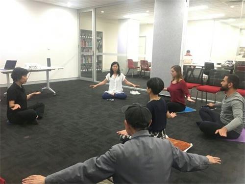 '圖1：悉尼法輪功學員在堪普西圖書館（Campsie Library）舉辦的教功班上，當地民眾認真學習法輪功五套基本功法'