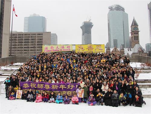'圖1～2：中國新年即將來臨之際，多倫多法輪功學員聚集市政廳前給慈悲偉大的師父拜年，恭祝師父新年好！'