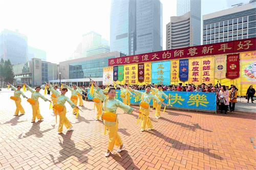 '圖3：腰鼓隊表演，恭祝師父新年快樂。'