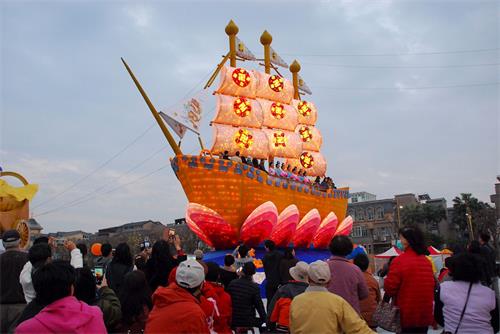 '圖1：法輪功學員製作的花燈參加台灣燈會展出，受到民眾歡迎'