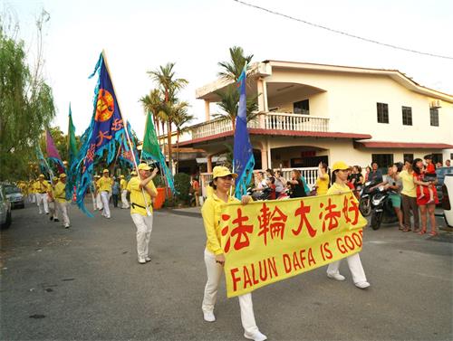 '圖5～8：戊戌年大年初九（2月24日），馬來西亞法輪功學員來到雪蘭莪州丹絨士拔（Tanjung Sepat）舉行了第二場新年遊行，向當地民眾拜年、送祝福，廣獲各族民眾的歡迎。'
