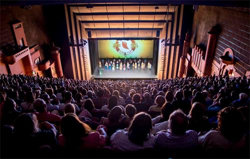 '圖4：三月十一日下午，神韻巡迴藝術團在布宜諾斯艾利斯Oprea 劇院的第十場演出票房告罄，一票難求。'