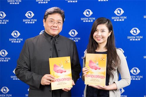 '圖10：台灣合唱團團長吳宏璋（左）偕同女兒觀賞神韻'