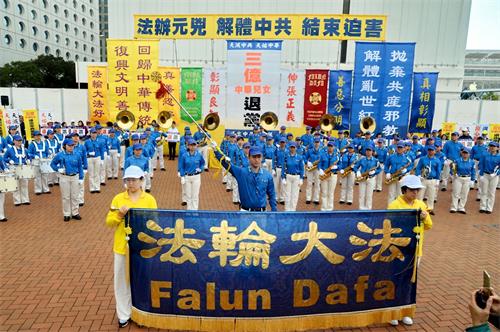 '圖2：三月十八日，香港法輪功學員及一些市民在香港中環愛丁堡廣場舉行盛大集會，慶祝並聲援近三億人退出中共黨、團、隊組織。'