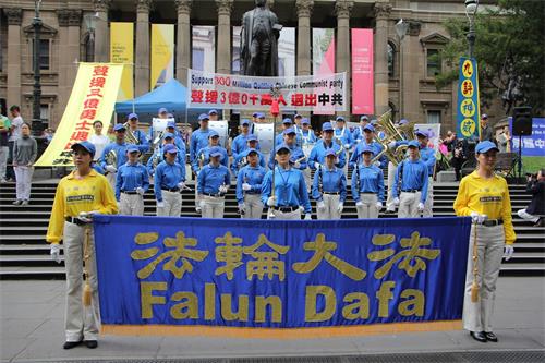 '圖1：墨爾本法輪功學員在市中心州立圖書館前舉辦集會，慶祝三億中國人三退'