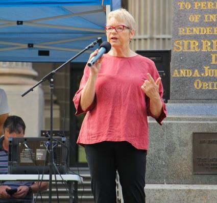 '圖5：澳洲聯邦參議員珍妮特﹒萊斯（Janet Rice）在聲援三退的集會上發言。'