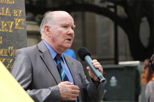 '圖6：澳洲前公民委員會主席韋斯特摩（Peter Westmore）對三退勇士表示敬意。'