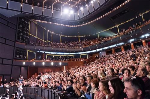 '圖2：三月二十五日晚，神韻紐約藝術團在以色列特拉維夫演藝中心歌劇院內的首場演出座無虛席的盛況。'