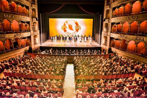'圖6：二零一八年三月十九日，美國神韻紐約藝術團在羅馬歌劇院進行了兩場演出，場場爆滿。'