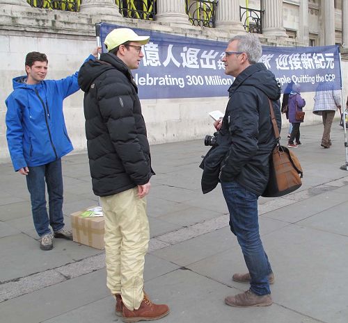 圖7：一位來自法國的攝影師（右）在和西人學員交談，了解真相。