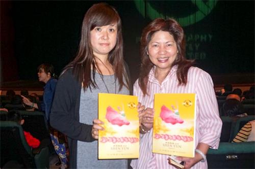 '圖3：舞蹈團團長陳蓓玲（右）與指導老師鐘惠娥，盛讚神韻的演出水準出神入化。'