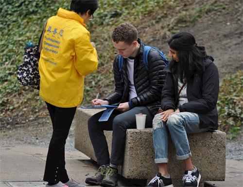 '圖1～3：溫哥華法輪功學員2018年4月8日來到溫哥華市中心藝術館前舉行活呼籲營救孫茜，市民紛紛簽名支持。'