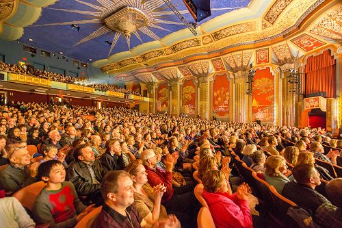 圖1：神韻巡迴藝術團二零一七年四月五日至八日在芝加哥西郊奧羅拉市（Aurora）派拉蒙劇院（Paramount Theater）一連上演了七場演出，包括其中一場加場，場場一票難求。圖為六日晚場演出大爆滿盛況。