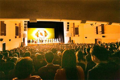 '圖2：四月七日下午，神韻藝術團在韓國原州白雲藝術大廳的演出爆滿。演員謝幕時，全場觀眾報以熱烈掌聲向演員致意。'