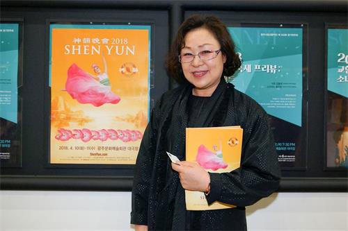 '圖9：鋼琴家姜正德四月十日晚間觀賞神韻在光州文化藝術會館的演出，驚讚神韻藝術的超凡。'