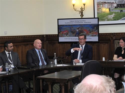 '圖3：二零一八年四月十七日，英國保守黨人權委員會副主席本尼迪克特﹒羅傑斯（右二）在揭露中共活摘良心犯器官罪行圓桌會議上發言'